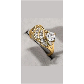 Elegant gold diamond engagement ring with crystal heart shape for women's wedding jewelry