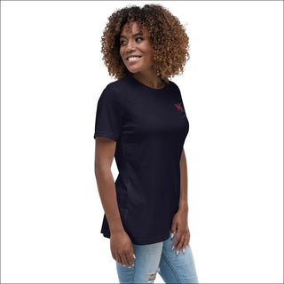 Smiling woman in a black relaxed t-shirt from the K-AROLE fashion brand