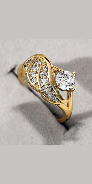 Elegant gold diamond engagement ring with crystal heart shape for women's wedding jewelry